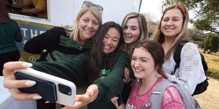 Study of selfies dubs Baylor the No. 4 ‘happiest college in the U.S.’