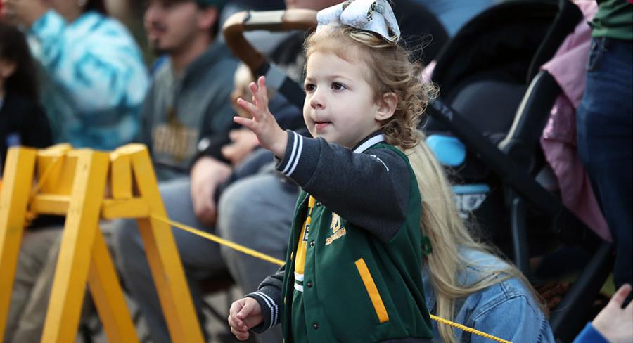 A young girl in Baylor gear at the Homecoming parade