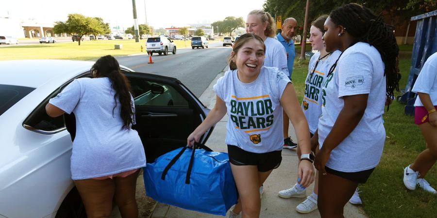 Students unloading a car during Move2BU