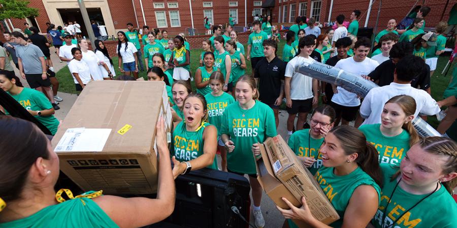 Students help fellow students during Move2BU