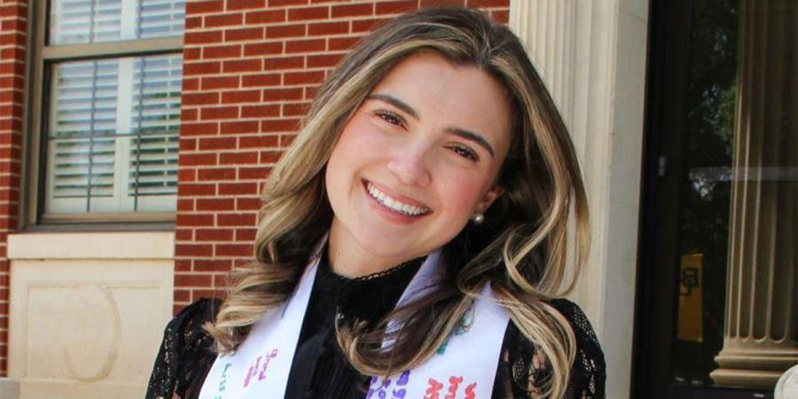 Bella Buncher senior portrait outside Pat Neff Hall