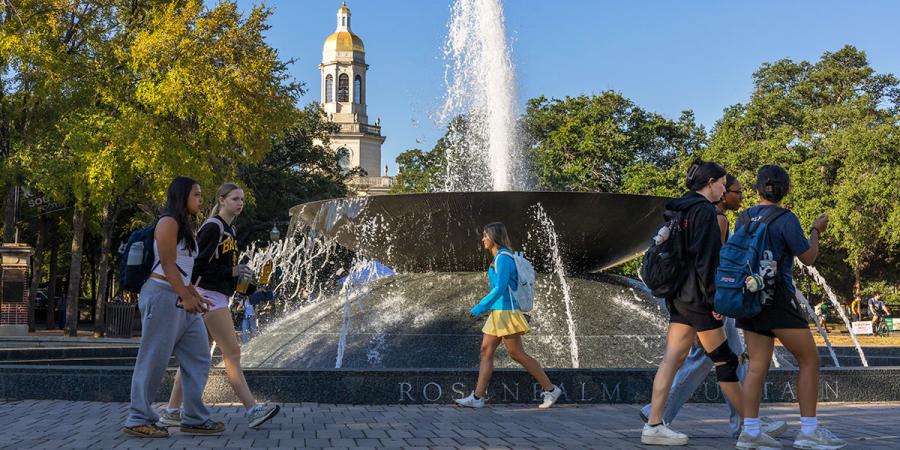 Students walk past Rosenbalm Fountain on Baylor's campus
