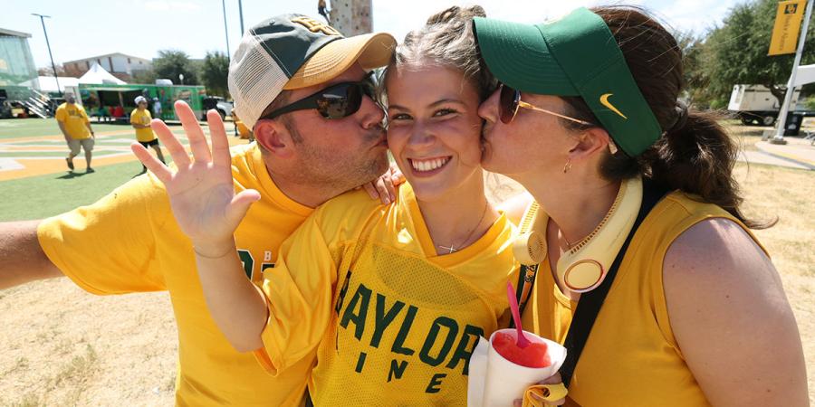 A Baylor student with her parents at the Family Tailgate